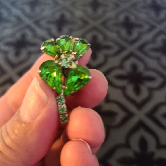 Vintage clover green stone earings Clip on. - Picture 3 of 3
